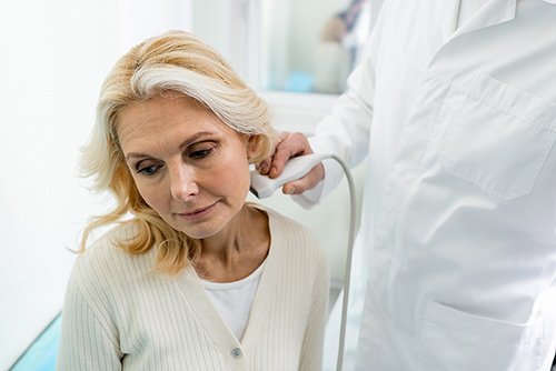 Causes possibles d'une boule derrière l'oreille : tout savoir